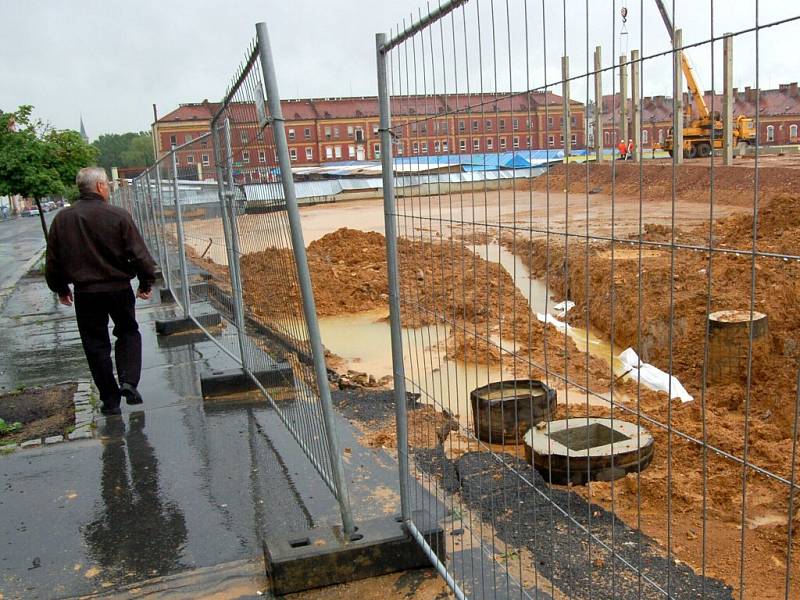 Krátké ohlednutí za výstavbou nového obchodního centra Dragoun v Chebu - staveniště po průtrži mračen