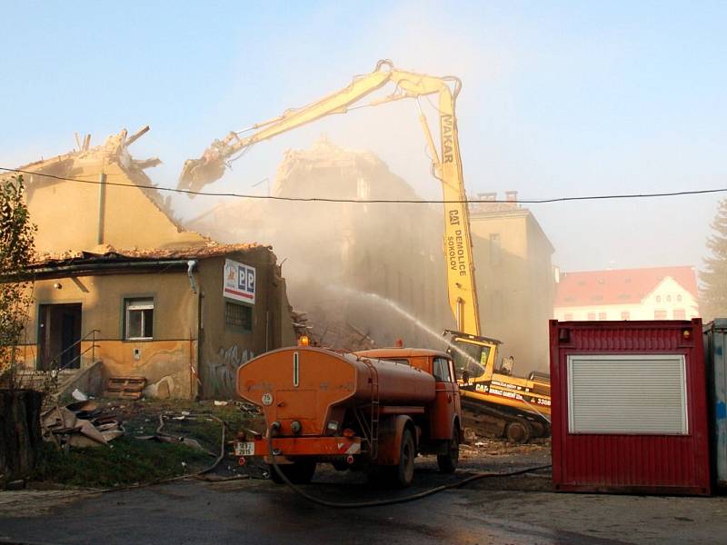 Krátké ohlednutí za výstavbou nového obchodního centra Dragoun v Chebu - bourání a oblaka prachu