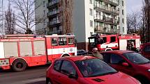 Pět hasičských jednotek v chebské ulici Palackého znepokojilo občany. 
