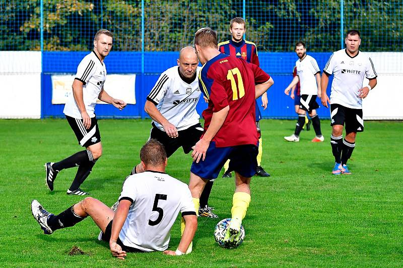 Jedenáct branek obdržel novorolský FK v rámci derby na půdě nejdeckého FK (v bílém), čímž si připsal na účet pátou podzimní porážku.