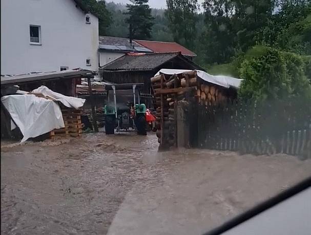 Takhle řádil potok po přívalovém dešti v Podhradí na Chebsku.