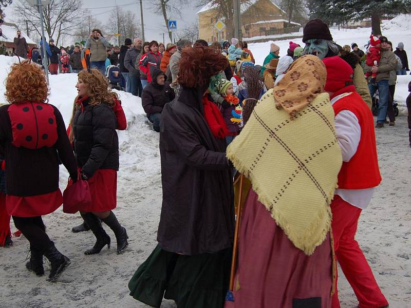 OBYVATELÉ PLESNÉ  si užívali masopustní průvod městem. Letos se akce konala již po páté. Podle mínění lidí se nyní zúčastnilo více masek.