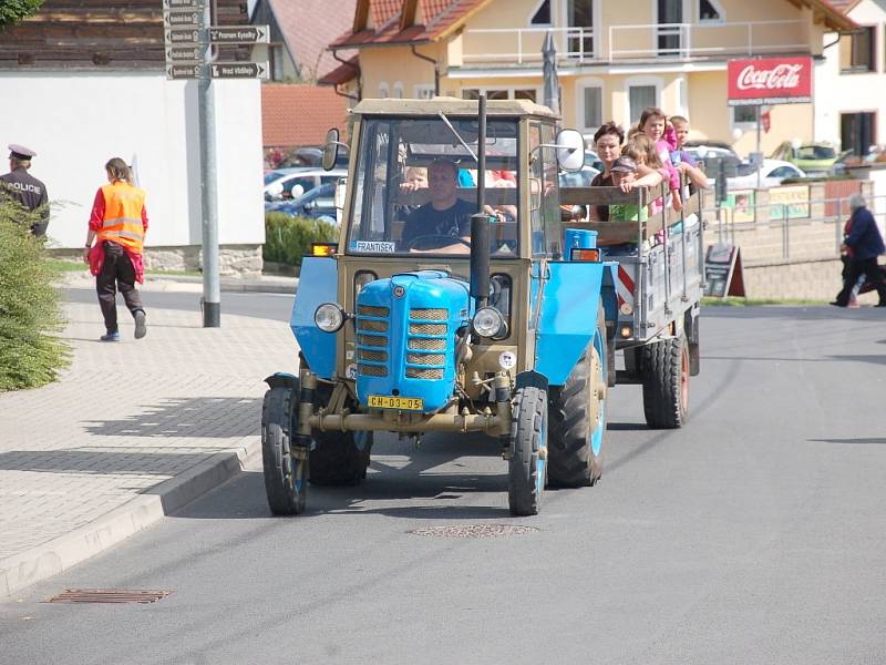 Ukázky hasičské techniky, spanilá jízda traktorů anebo slavnostní průvod městem. To vše bylo součástí letošních velkolepých Slavností města Skalná na Chebsku. 