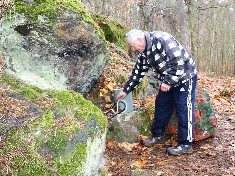 Odborníci se chtějí dozvědět co nejvíce o vyhaslé sopce Komorní hůrkau Františkových Lázní.