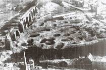 Bombardováním zničený chebský železniční viadukt v roce 1945