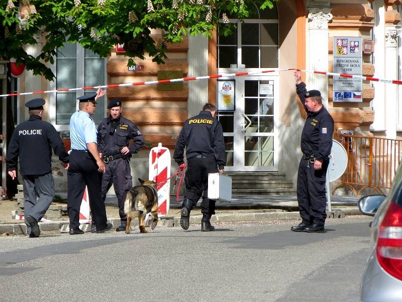 V pondělí 12. května dopoledne dostali policisté hlášení, že je na Integrované střední škole v Chebu bomba.