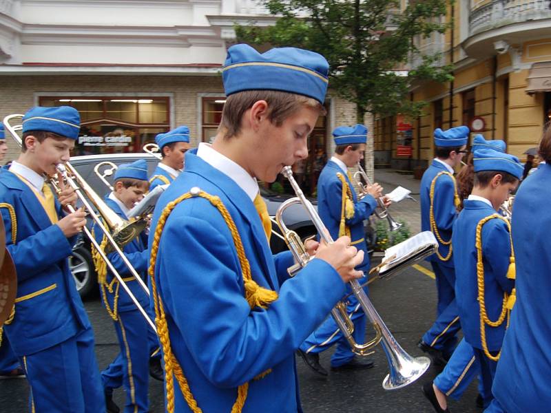 MARIÁNKY PATŘILY FOLKLORU. Mezinárodní folklorní festival Mariánský podzim se tradičně uskutečnil v Mariánských Lázních. Kromě vystoupení na kolonádě nebo v anglikánském kostele měli místní i hosté možnost spatřit krásu lidových krojů při průvodu městem. 