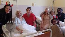 PERNÍČKY. Studentky chebské zdrávky perníčky pomohly hospici. Zbylé výrobky udělaly radost pacientům.