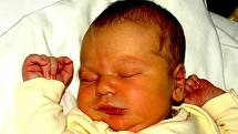 MARTIN HRUŠKA se poprvé rozkřičel v pondělí 15. listopadu ve 23 hodin. Při narození vážil 3650 gramů a měřil 51 centimetrů. Doma v Třebeni se z malého Martínka raduje sestřička Klaudinka, maminka Saša a tatínek Martin. 