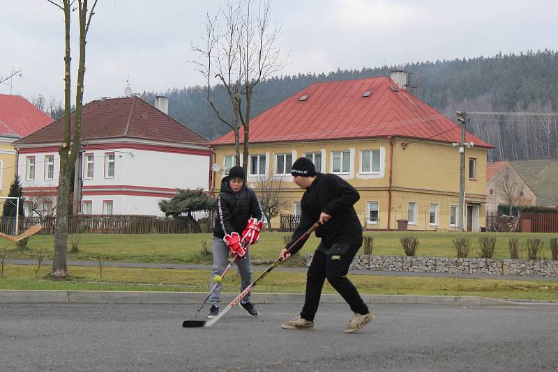 Tradici silvestrovského hokeje udržují v Milíkově už desítky let.