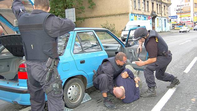 KDYŽ TO NEJDE PO DOBRÉM, půjde to po zlém. Agresivita lidí vůči policistům roste, a to nejen proti strážníkům, ale i Policii České republiky. Hmaty a chvaty mají muži zákona nacvičené. 