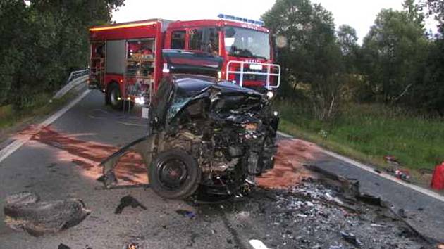 Při tragické dopravní nehodě u Drmoulu na Mariánskolázeňsku jeden z řidič zemřel a druhého transportoval vrtulník do nemocnice