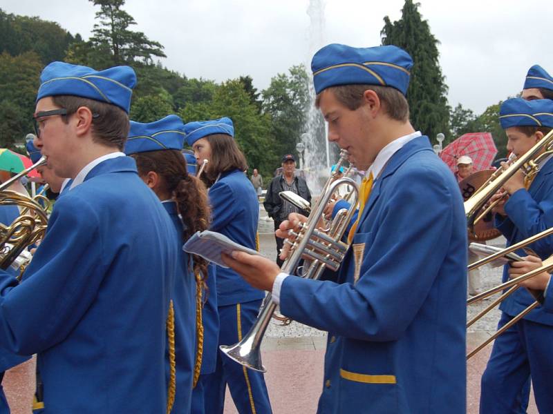 MARIÁNKY PATŘILY FOLKLORU. Mezinárodní folklorní festival Mariánský podzim se tradičně uskutečnil v Mariánských Lázních. Kromě vystoupení na kolonádě nebo v anglikánském kostele měli místní i hosté možnost spatřit krásu lidových krojů při průvodu městem. 