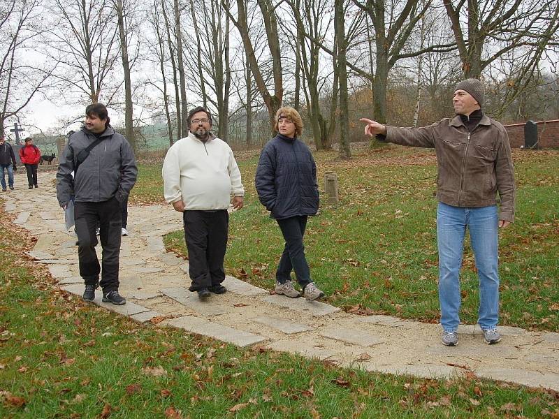 OBYVATELÉ nejen z Chebu, ale i okolních obcí se vydali k památníku Obětem železné opony ve Svatém Kříži.