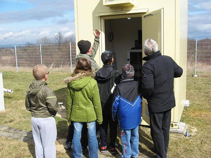 I dětem se líbíly přístroje na chebské meterologické stanici v Chebu. V sobotu se zde konal Den otevřených dveří.   