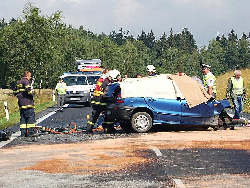 Tragická dopravní nehoda u Dolního Žandova předčasně ukončila život 25letého mladíka. Jeho osobní vůz Fiat se čelně střetl nákladním autem Ford Tranzit.