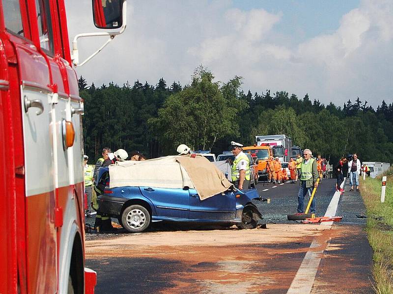 Tragická dopravní nehoda u Dolního Žandova předčasně ukončila život 25letého mladíka. Jeho osobní vůz Fiat se čelně střetl nákladním autem Ford Tranzit.