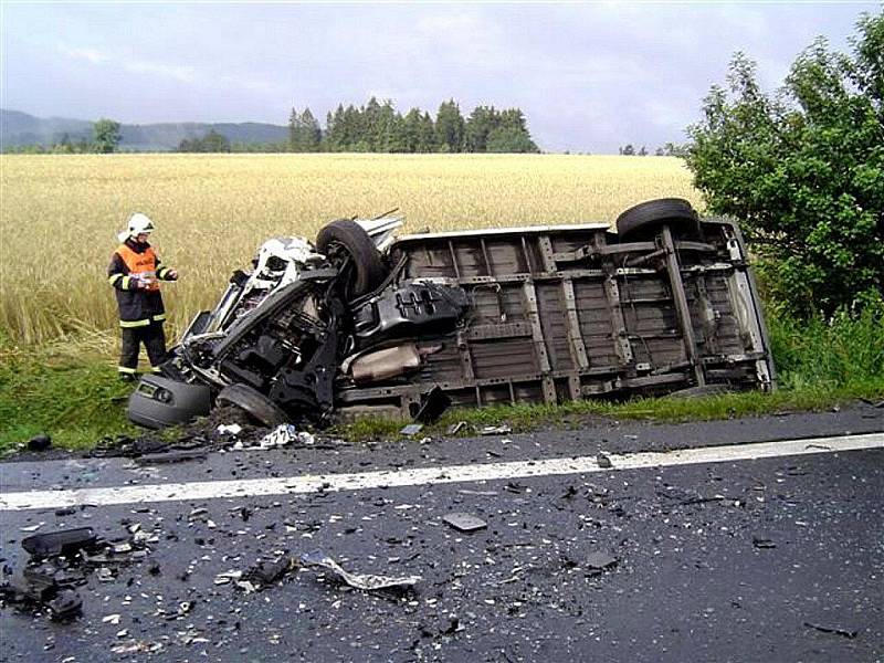 Tragická dopravní nehoda u Dolního Žandova předčasně ukončila život 25letého mladíka. Jeho osobní vůz Fiat se čelně střetl nákladním autem Ford Tranzit.