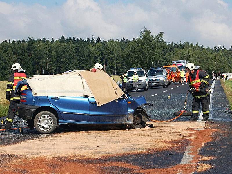 Tragická dopravní nehoda u Dolního Žandova předčasně ukončila život 25letého mladíka. Jeho osobní vůz Fiat se čelně střetl nákladním autem Ford Tranzit.