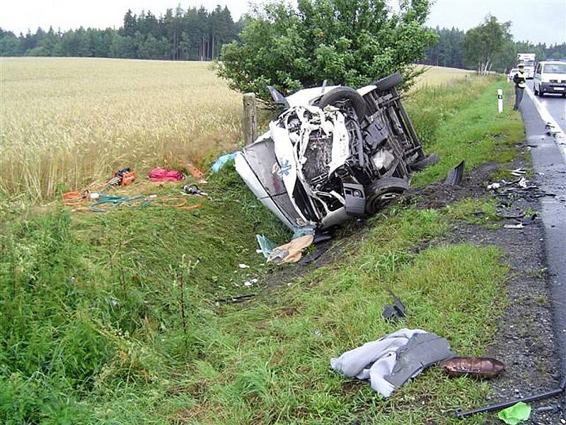 Tragická dopravní nehoda u Dolního Žandova předčasně ukončila život 25letého mladíka. Jeho osobní vůz Fiat se čelně střetl nákladním autem Ford Tranzit.