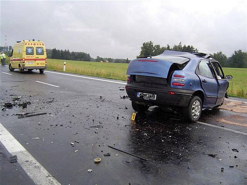 Tragická dopravní nehoda u Dolního Žandova předčasně ukončila život 25letého mladíka. Jeho osobní vůz Fiat se čelně střetl nákladním autem Ford Tranzit.