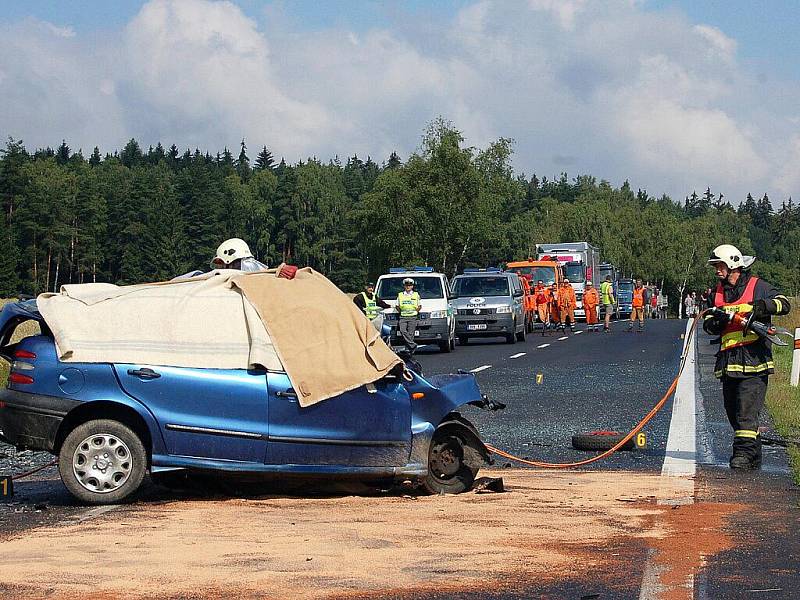 Tragická dopravní nehoda u Dolního Žandova předčasně ukončila život 25letého mladíka. Jeho osobní vůz Fiat se čelně střetl nákladním autem Ford Tranzit.