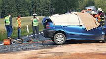 Tragická dopravní nehoda u Dolního Žandova předčasně ukončila život 25letého mladíka. Jeho osobní vůz Fiat se čelně střetl nákladním autem Ford Tranzit.