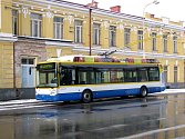 Trolejbus před budovou mariánskolázeňského nádraží. Ilustrační snímek.