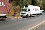 Nehoda dvou nákladních automobilů zablokovala pravý jízdní pruh z Mariánských Lázní ve směru na Cheb.