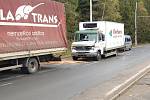 Nehoda dvou nákladních automobilů zablokovala pravý jízdní pruh z Mariánských Lázní ve směru na Cheb.