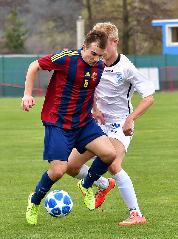 Chebská Hvězda (v bílém) dosáhla v Nové Roli na výhru 2:0.