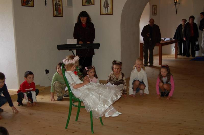 Na hradě Vildštejn ve Skalné pasovali letošní deváťáci budoucí prvňáčky. Připravili si pro malé školáčky také představení inspirované filmem Noc na Karlštejně