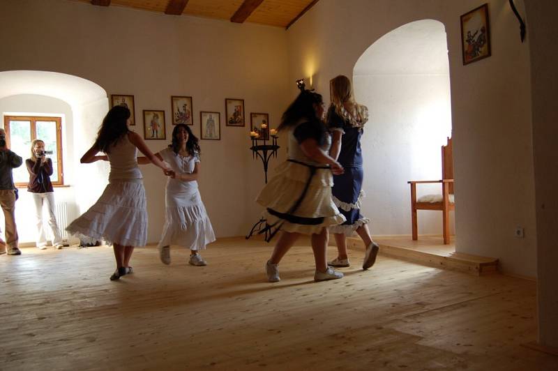 Na hradě Vildštejn ve Skalné pasovali letošní deváťáci budoucí prvňáčky. Připravili si pro malé školáčky také představení inspirované filmem Noc na Karlštejně