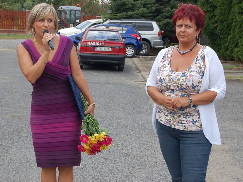 DRMOULŠTÍ ZASTUPITELÉ slavnostně převzali při Drmoulských slavnostech od starostky Horního Slavkova Jany Vildumetzové certifikát pro ´vzdělanou obec´. 