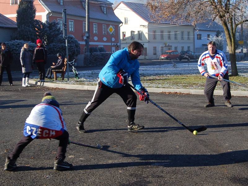 HOKEJ nesmí na silvestra v Milíkově chybět. 