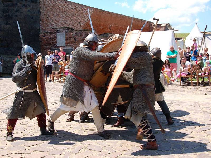 Chebský hrad poprvé oživily středověké slavnosti. 