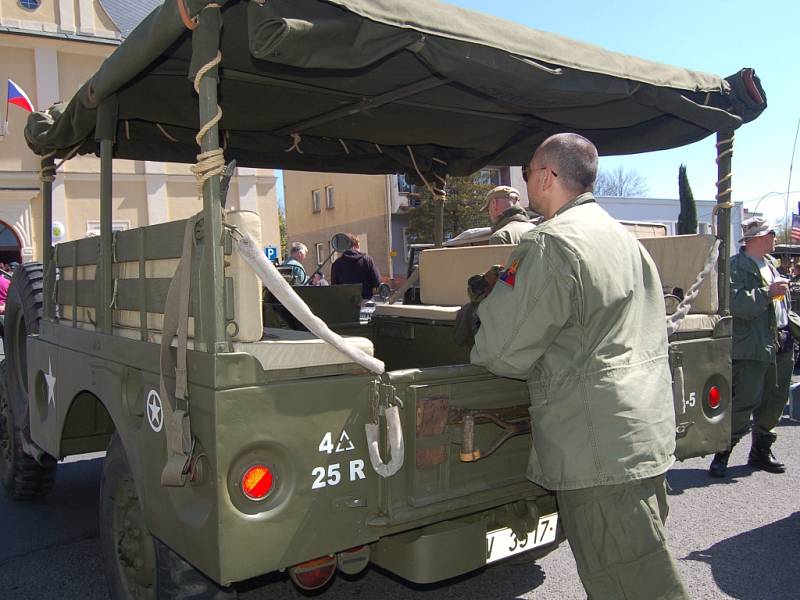 OSLAVY OSVOBOZENÍ. V rámci oslav 71. výročí osvobození přijel do Teplé a pak do dalších míst military convoy.