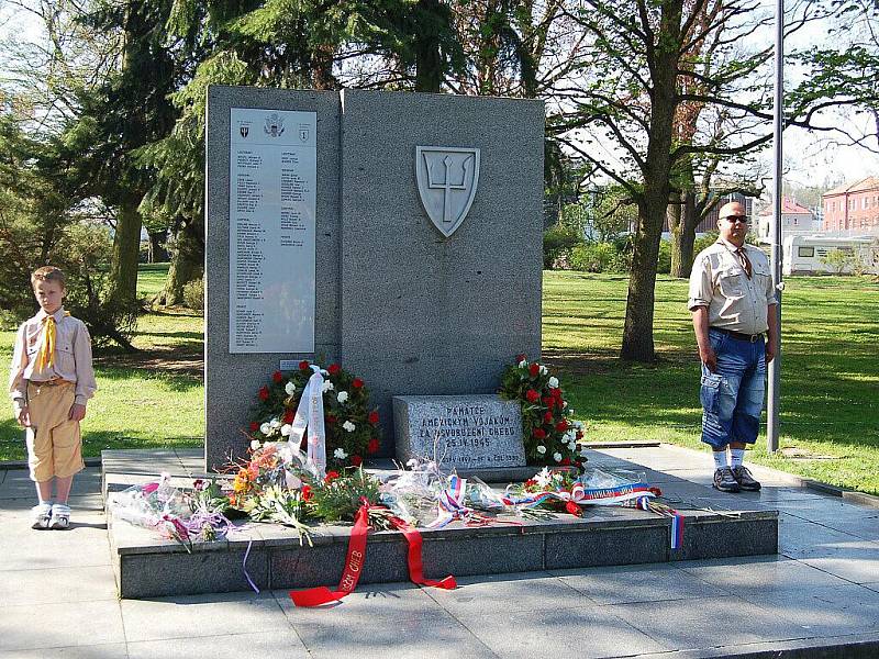 V pořadí již 66. výročí osvobození města Chebu se odehrálo u památníku 97. pěší divize americké armády, u pomníku ruské armády a k památníku 1. pěší divize USA.  