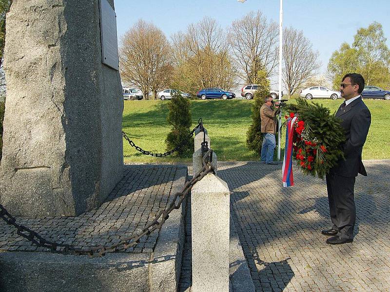 V pořadí již 66. výročí osvobození města Chebu se odehrálo u památníku 97. pěší divize americké armády, u pomníku ruské armády a k památníku 1. pěší divize USA.  