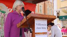 Velikonoční čtení Bible na chebském náměstí Krále Jiřího z Poděbrad