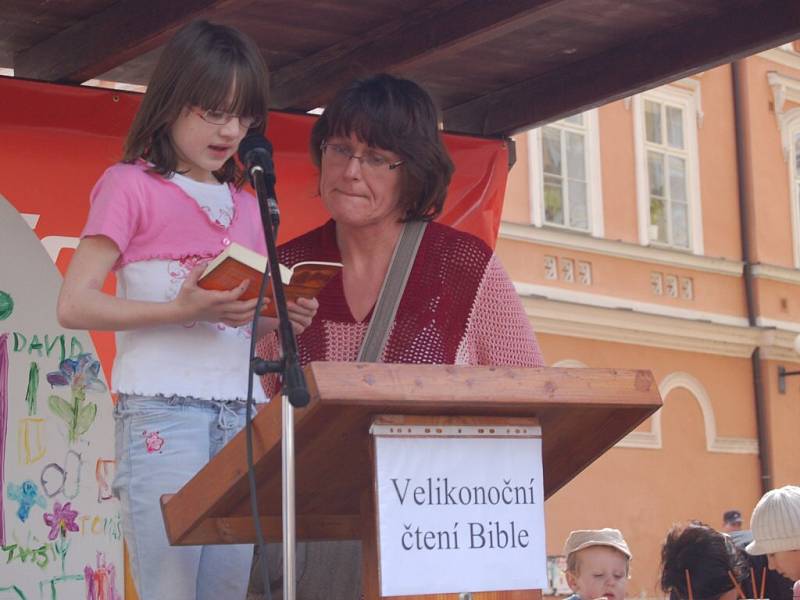 Velikonoční čtení Bible na chebském náměstí Krále Jiřího z Poděbrad