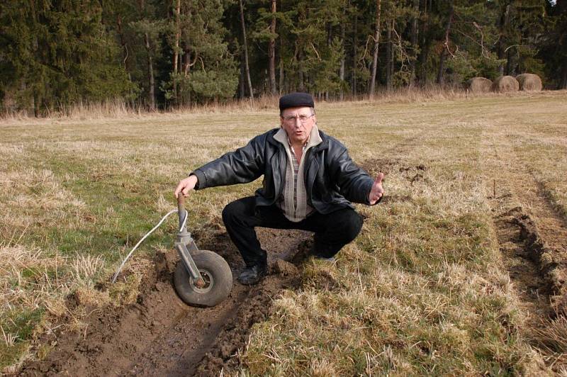 VE VYJETÝCH KOLEJÍCH ZNIČÍ TECHNIKU. Josef Novák se obává, že ve vyjetých kolejích na svých pastvinách poškodí shrnovače a obraceče sena. Její kola jsou příliš malá. 