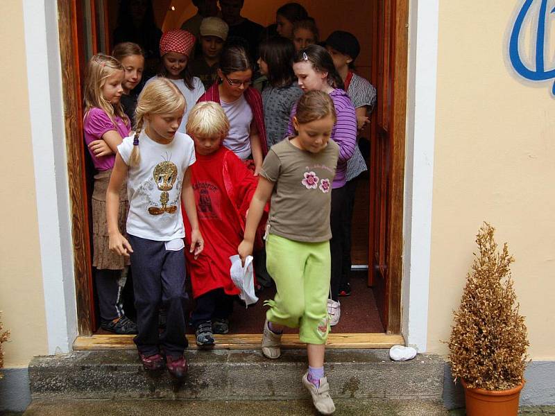 Druhý letošní turnus Letní výtvarné dílny v chebském muzeu zakončil ojedinělým vystoupením účastníků na nádvoří chebské kavárny U kamene na téma pověsti z Chebu. 