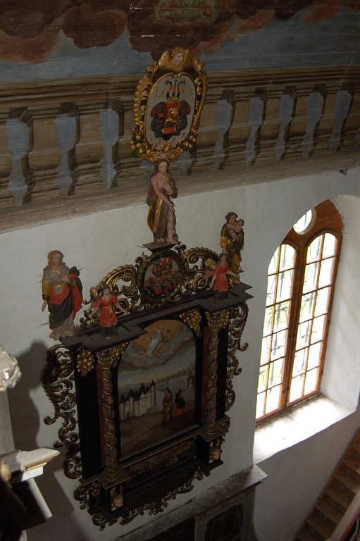 Obec Podhradí se může pyšnit unikátním evangelickým kostelem z roku 1682. Jeho vnitřky jsou původní dřevěné a na věži jsou hodiny se závažím.