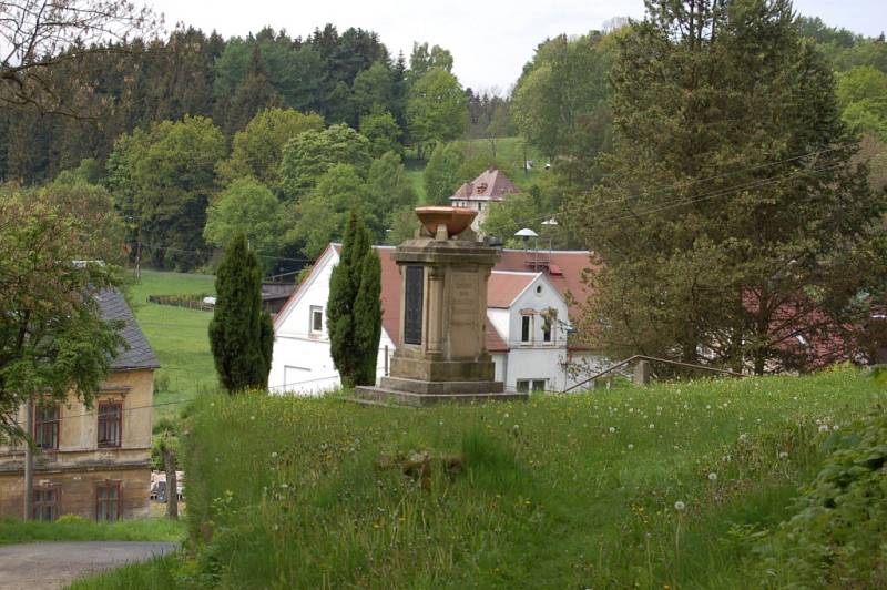 Obec Podhradí se může pyšnit unikátním evangelickým kostelem z roku 1682. Jeho vnitřky jsou původní dřevěné a na věži jsou hodiny se závažím.