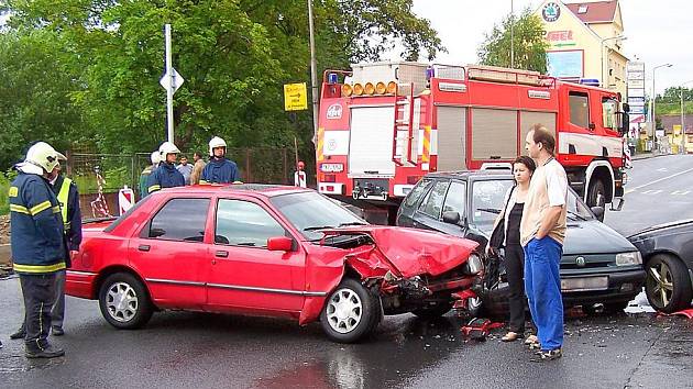 K nebezpečným chebským úsekům patří Pražská ulice, kde se stala i tato nehoda tří osobních automobilů