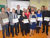 Zástupci měst a obcí Karlovarského kraje převzali ceny pro vítěze jednotlivých kategorií v krajském kole soutěže Zlatý erb 2019.