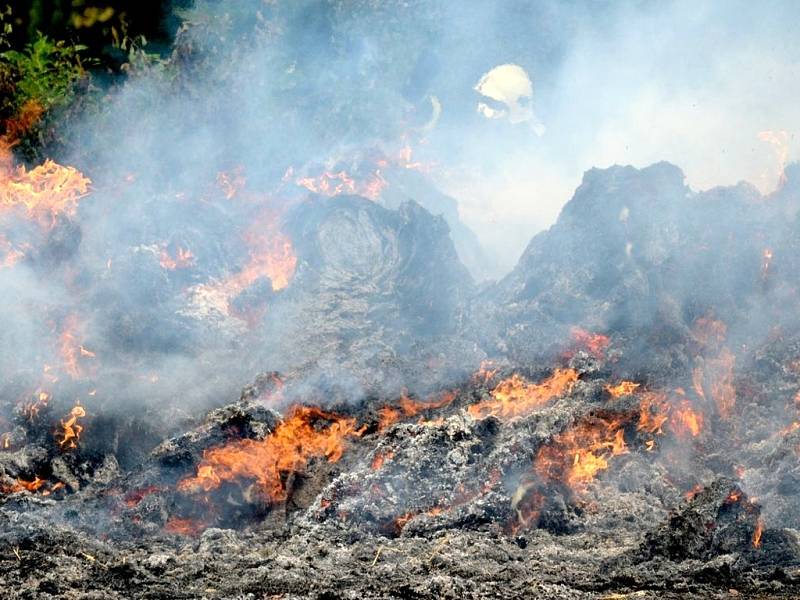 U rozsáhlého požáru balíků uskladněné slámy museli v úterý zasahovat hasiči nedaleko  Milhostova na Chebsku.