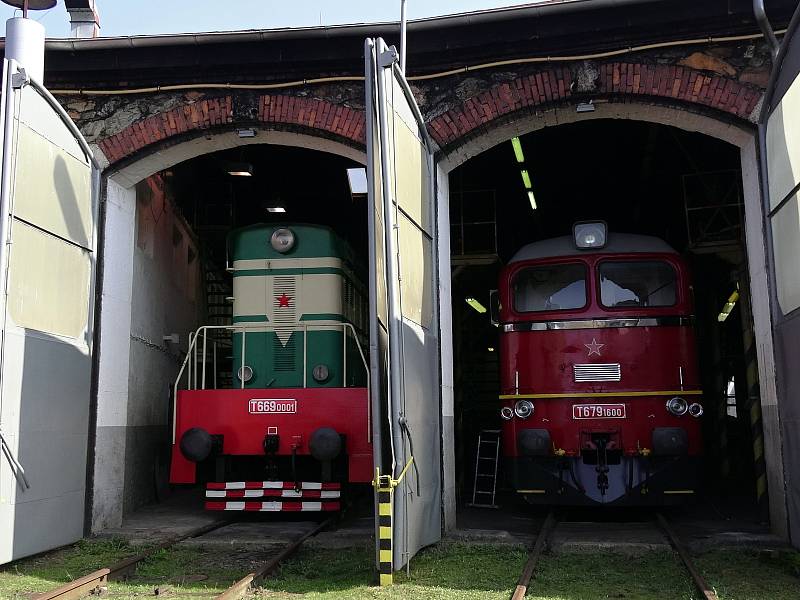 Z chebského lokomotivního depa po zimním deponování odjely do železničního muzea v Lužné u Rakovníka legendární lokomotiva Sergej a Čmelák. Lokomotiva Sergej byla vyrobena v roce 1979  a lokomotiva Čmelák vyjela z výroby už v roce 1963. Jedná se tak o pra