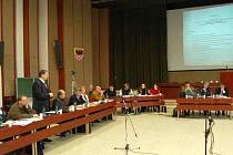 Mimořádné zasedání chebských zastupitelů se konalo v aule ekonomické fakulty